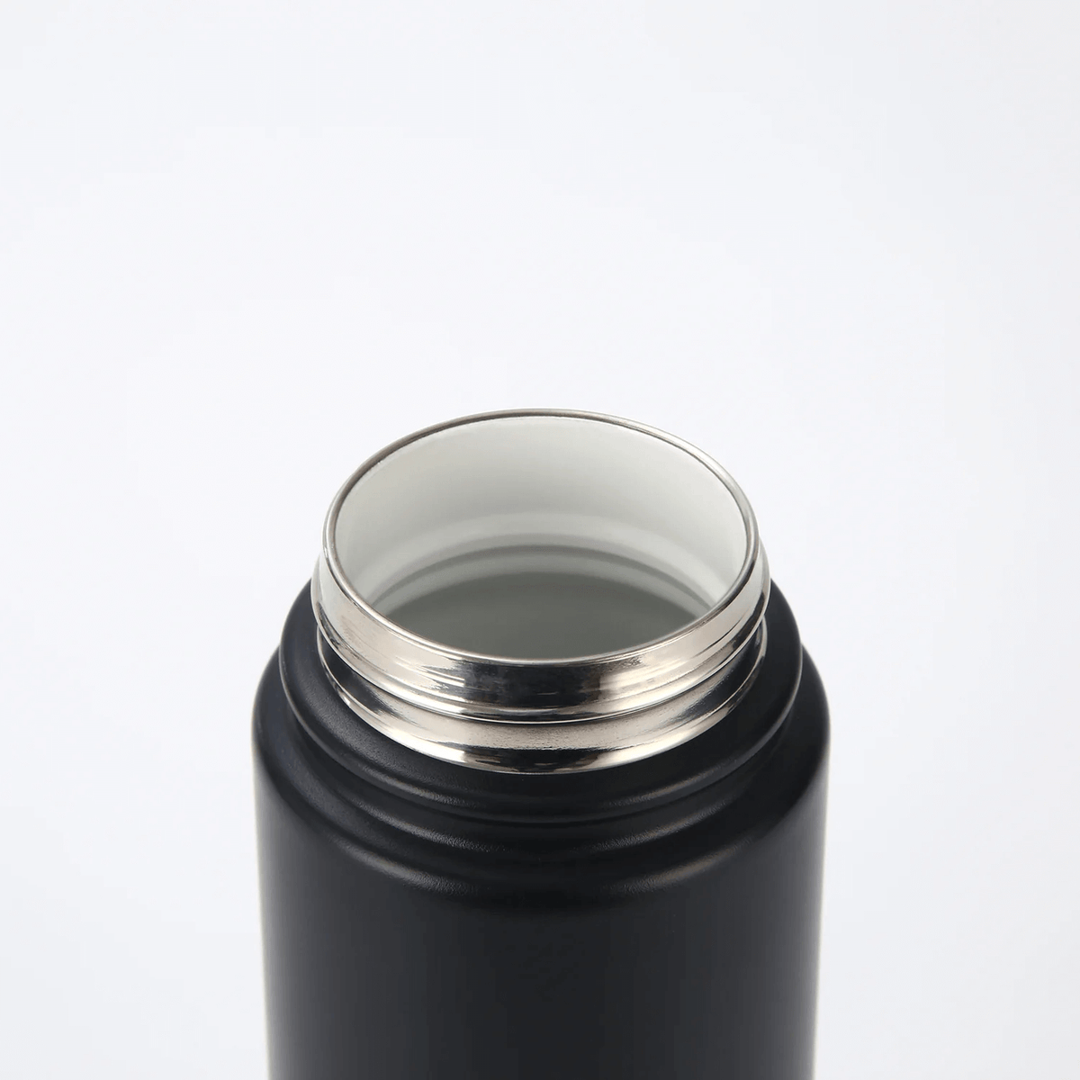 Inside view of the Crossing Urban Ceramic S/S Insulated Flat Cap Bottle With Handle 600ml showing ceramic-coated interior.