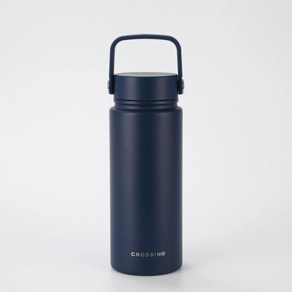 Crossing Urban Ceramic S/S Insulated Flat Cap Bottle With Handle 600ml in sleek navy finish, perfect for daily hydration.