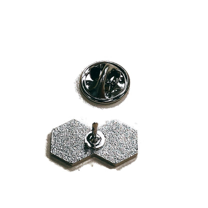 Rear of enamel collar pin showing its single post beside the detached clutch fastening